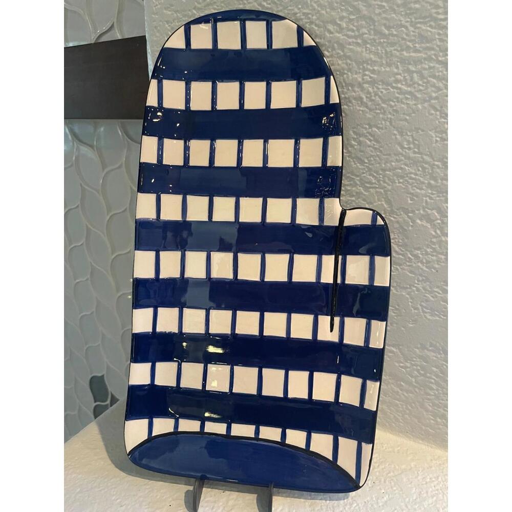 Becca Signature Collection Mitten serving plate blue and white
